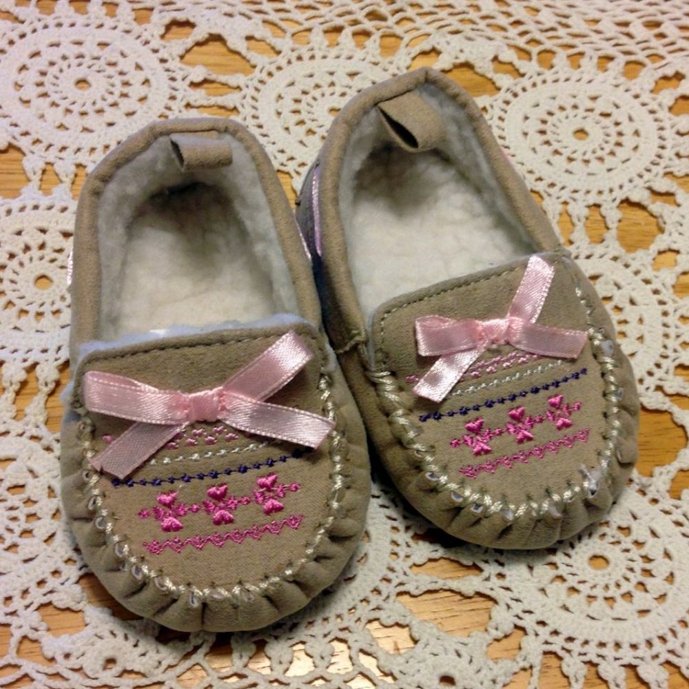 Baby Rising Star Moccasins, pretty pink detail